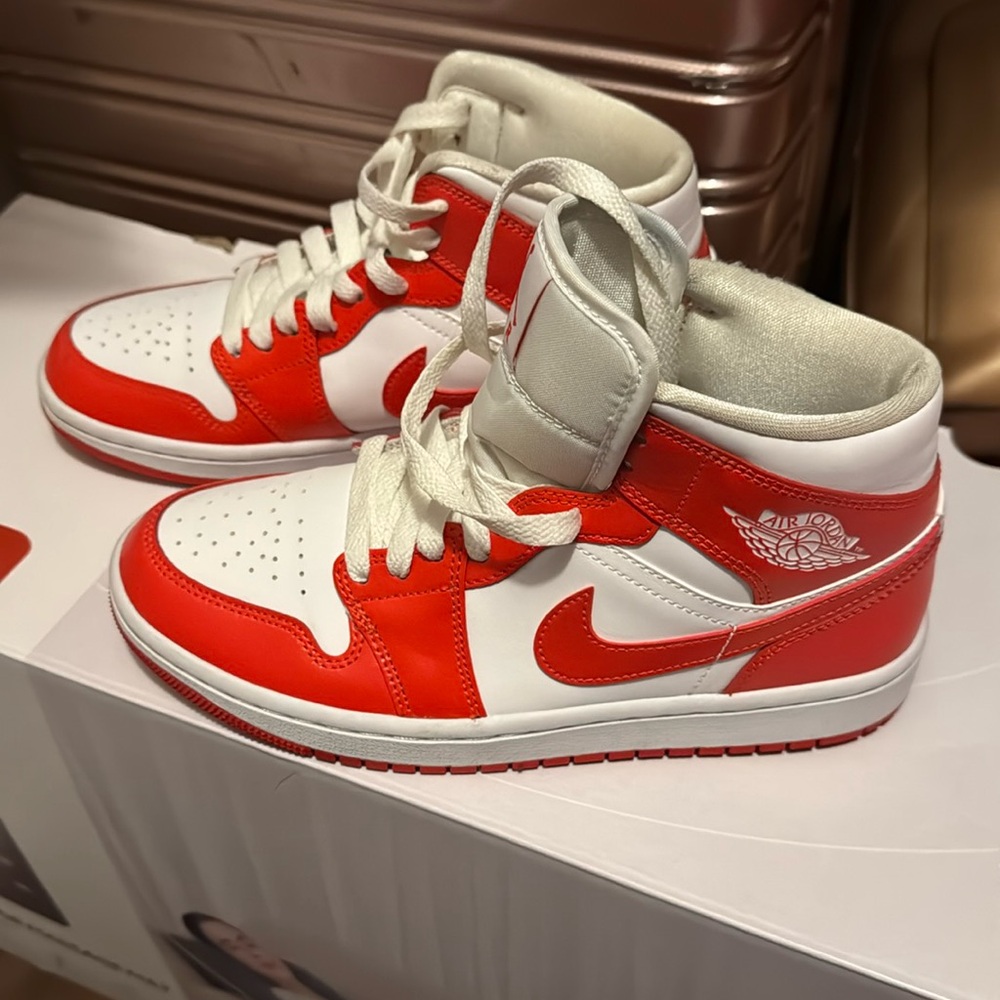 Woman size 7.5
Original box is not included